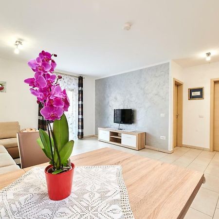 Apartman Leon Umag Exteriör bild