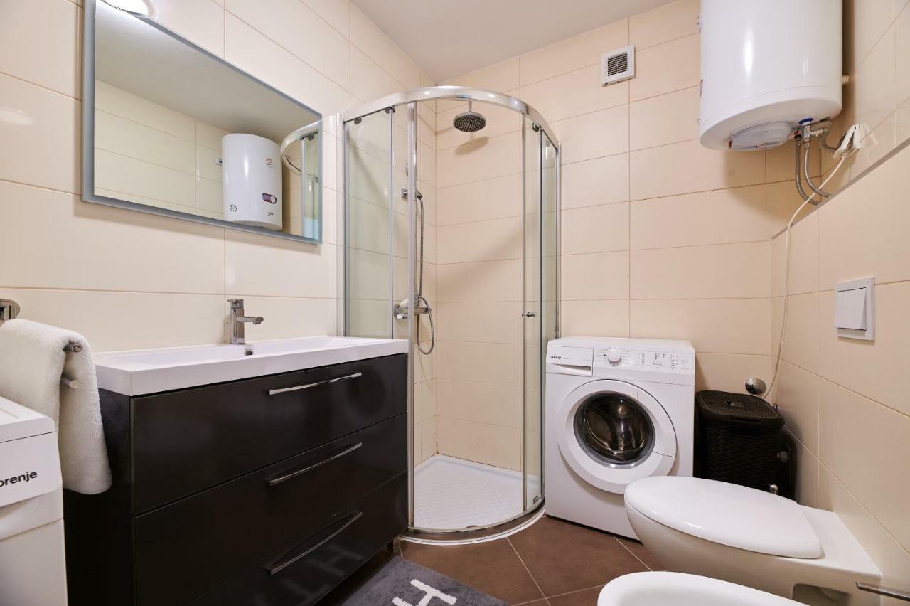 Apartman Leon Umag Exteriör bild