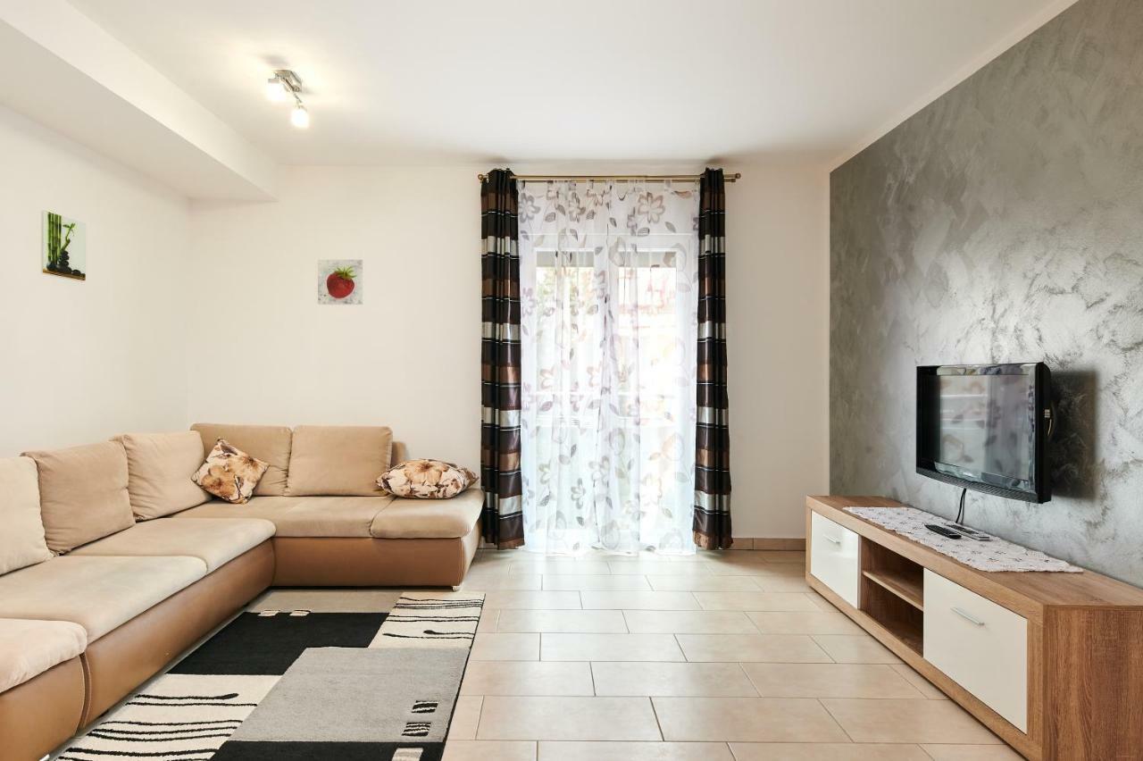 Apartman Leon Umag Exteriör bild