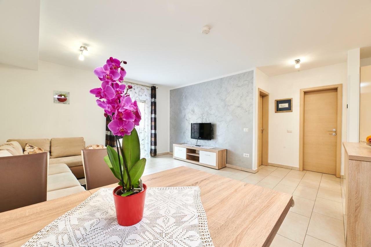 Apartman Leon Umag Exteriör bild