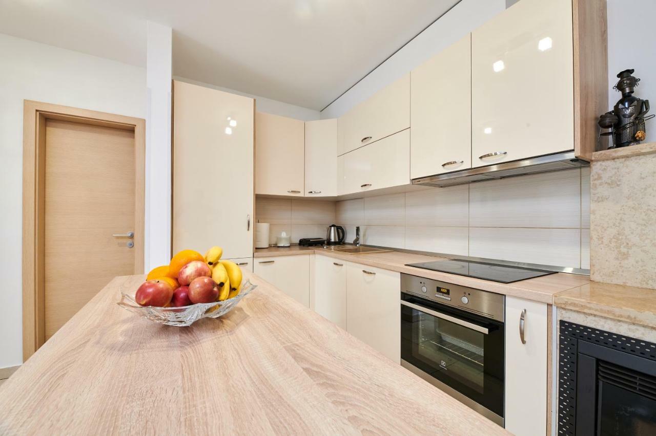 Apartman Leon Umag Exteriör bild