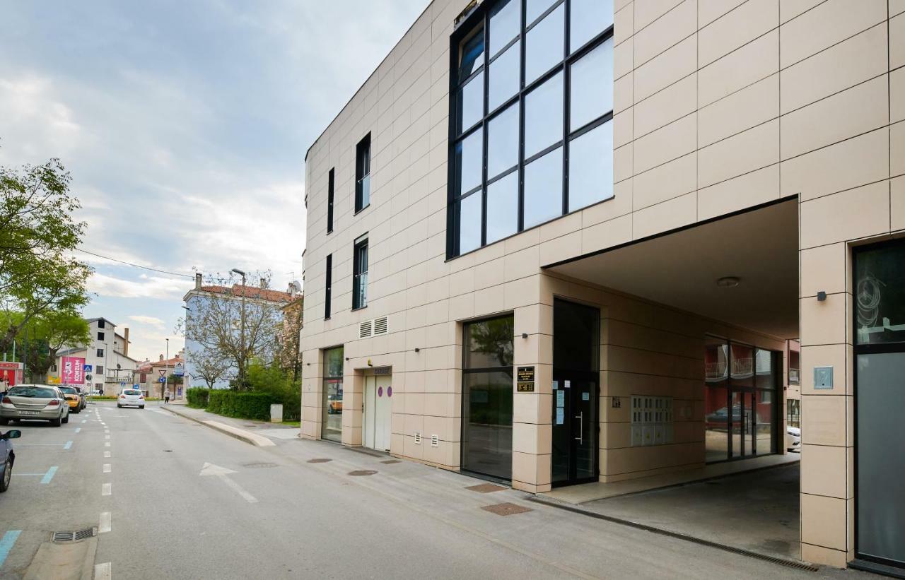 Apartman Leon Umag Exteriör bild