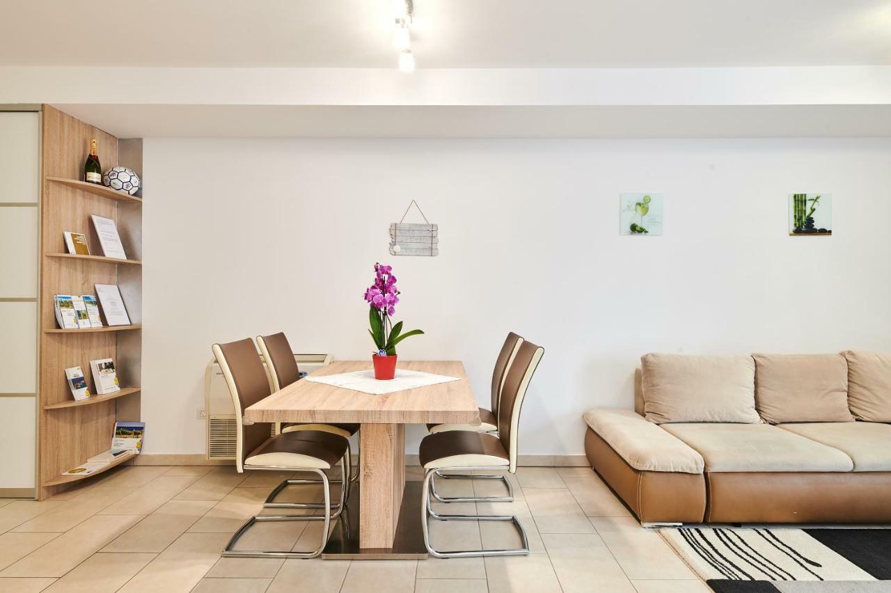 Apartman Leon Umag Exteriör bild