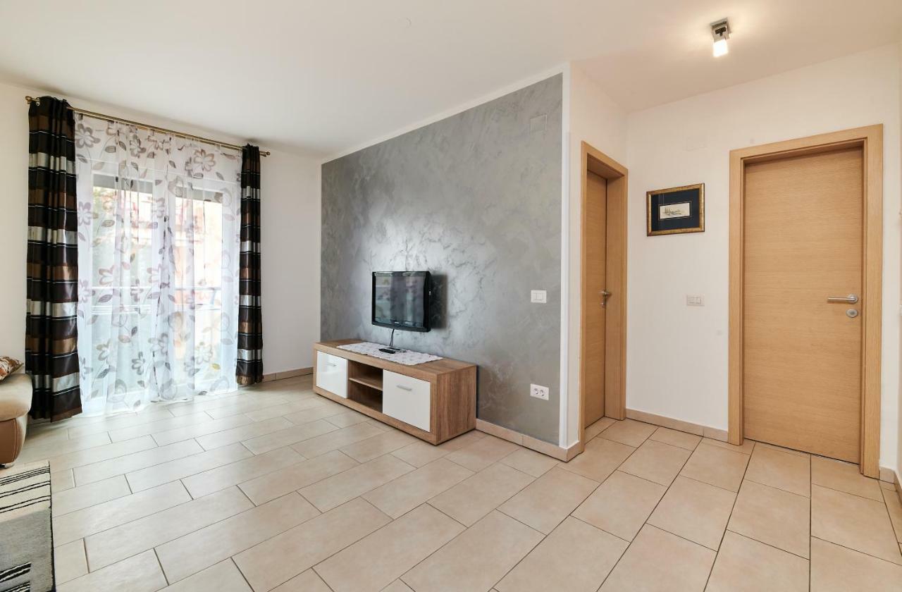 Apartman Leon Umag Exteriör bild