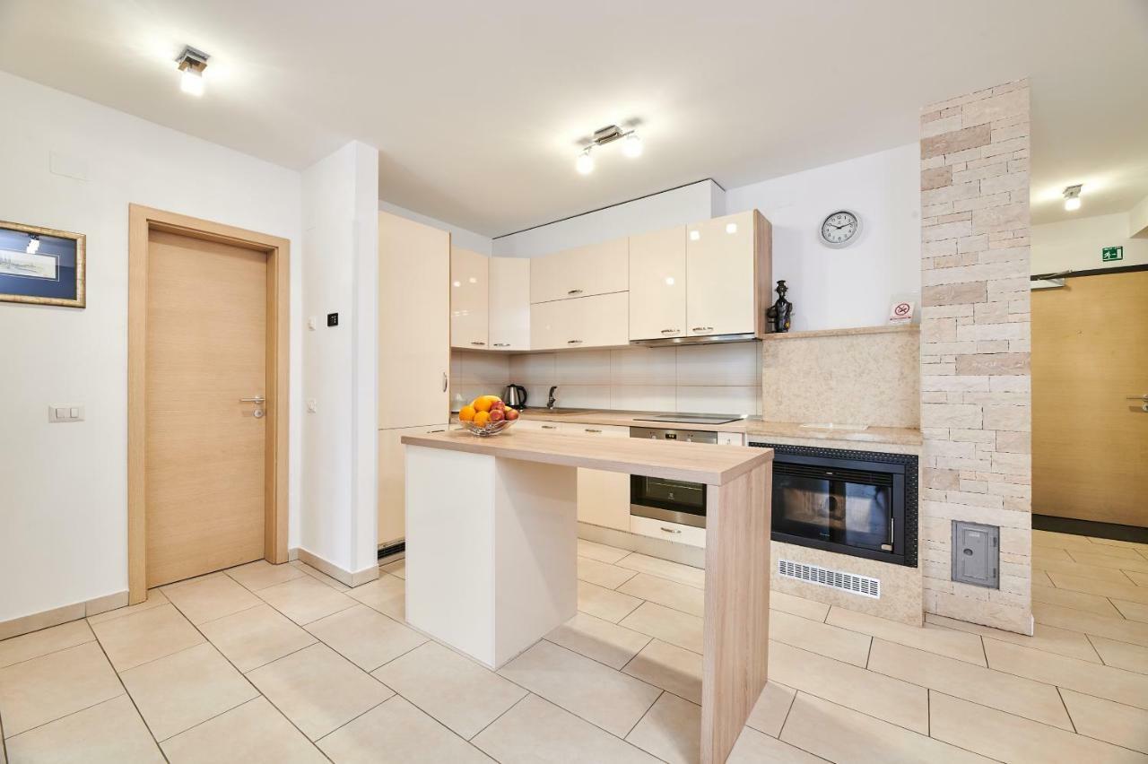Apartman Leon Umag Exteriör bild