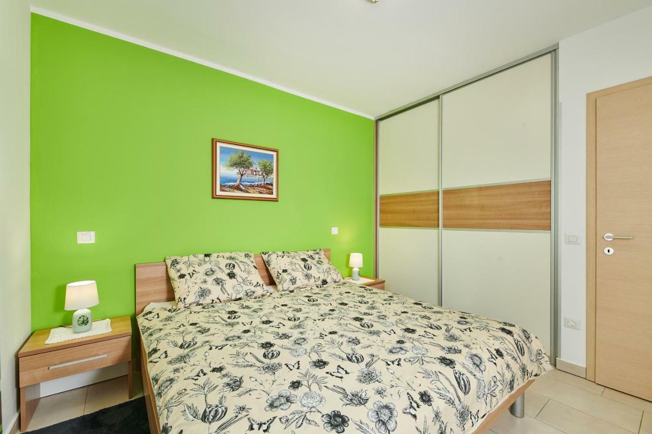 Apartman Leon Umag Exteriör bild