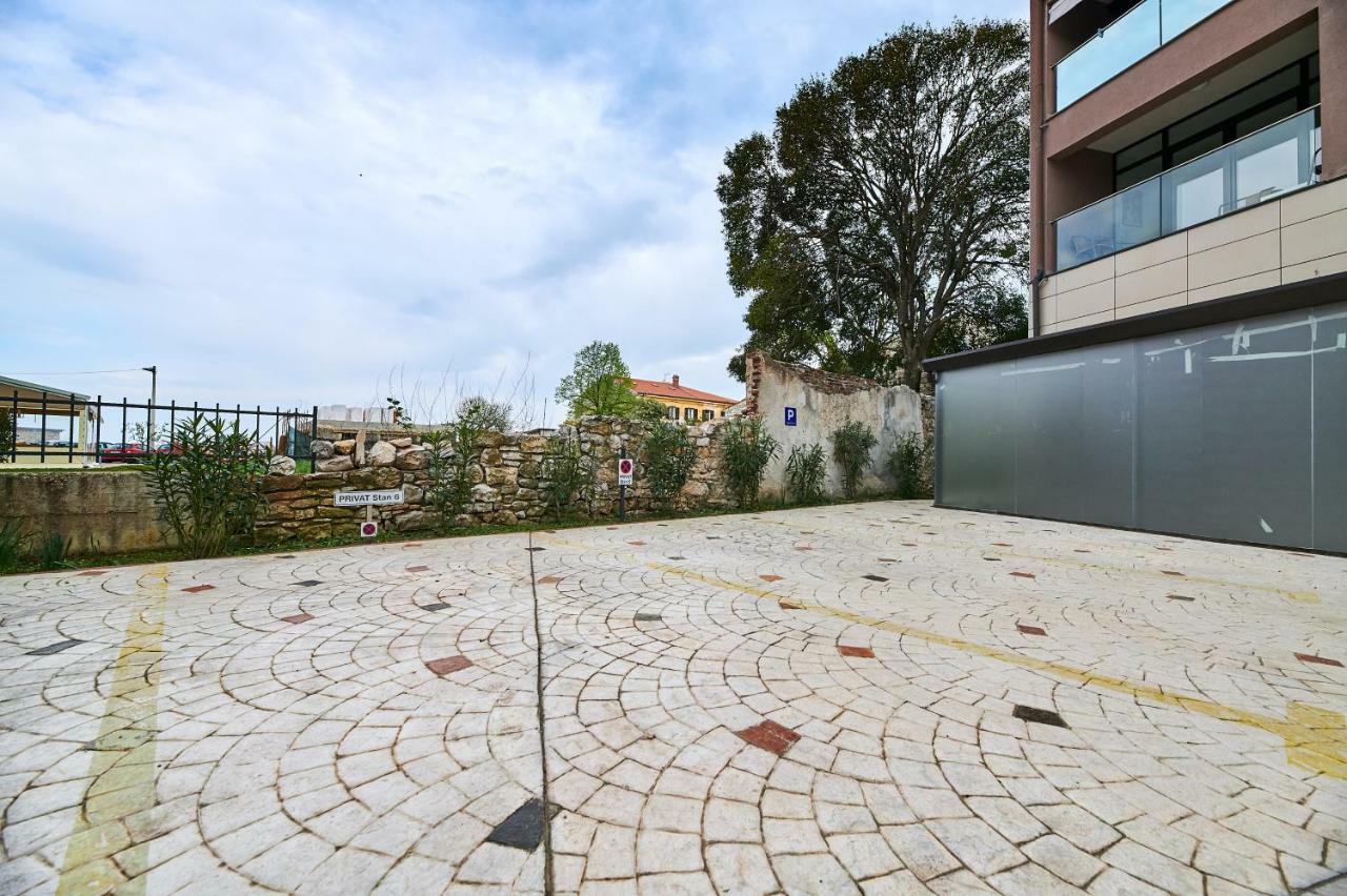 Apartman Leon Umag Exteriör bild