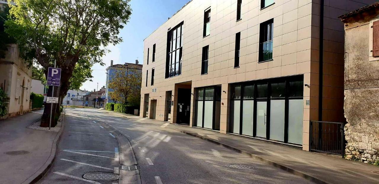 Apartman Leon Umag Exteriör bild