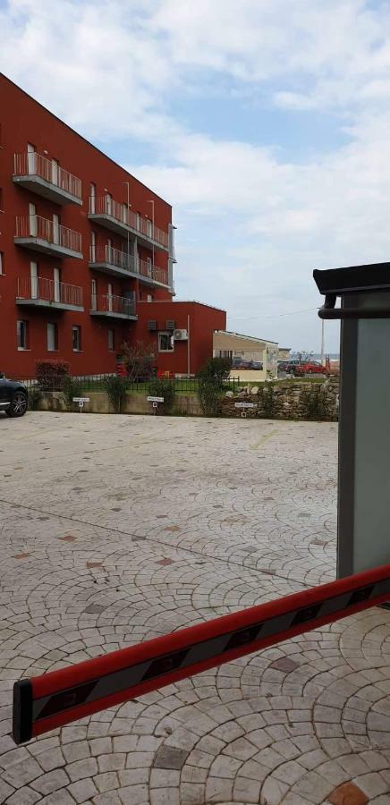 Apartman Leon Umag Exteriör bild